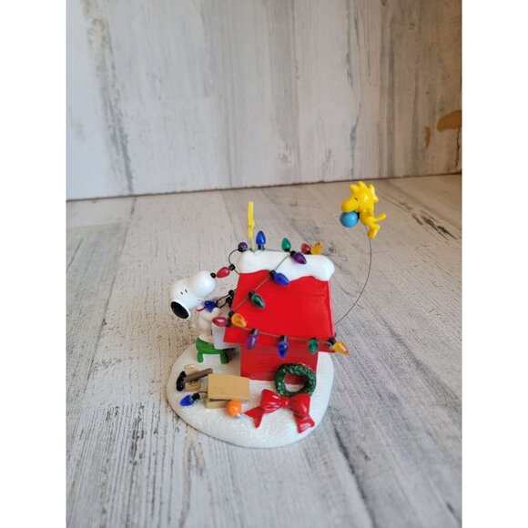 Dept 56 getting ready for Christmas snoopy village accessory - Picture 2 of 6